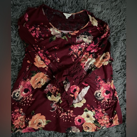 Floral blouse with lacy layered bell sleeves - Picture 1 of 2